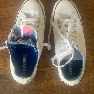 Woman’s size 7 White Chuck Taylors Converse All Stars